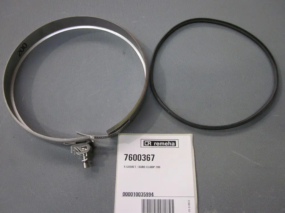 Klemmband und Packungsring in schwarz und silber, angebracht auf einem grauen Untergrund. Verpackung mit der Marke Remeha und Artikelnummer 7600367 sichtbar.